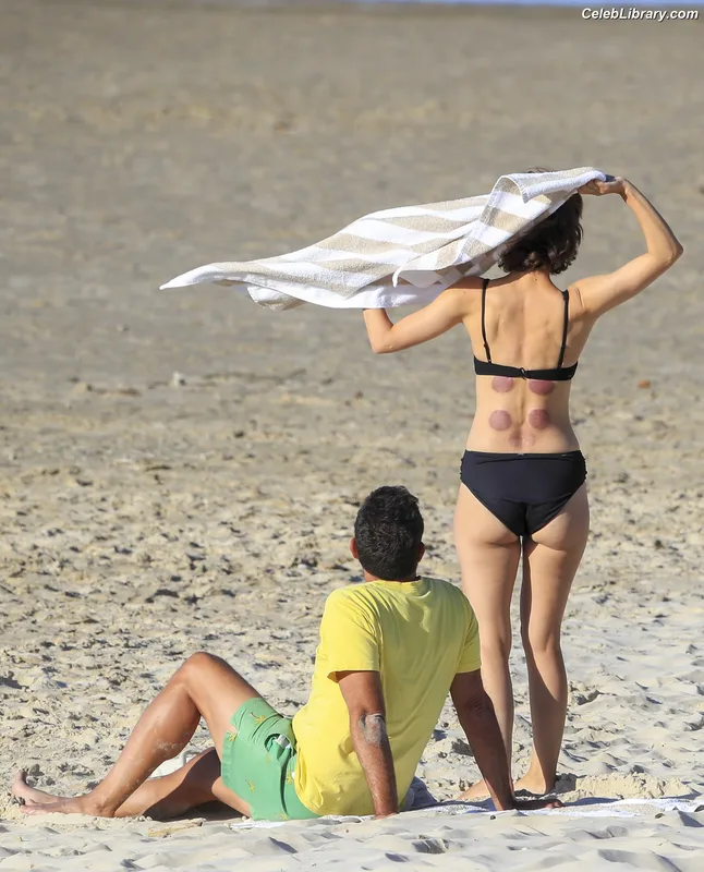 Rose Byrne photo 3 of 435