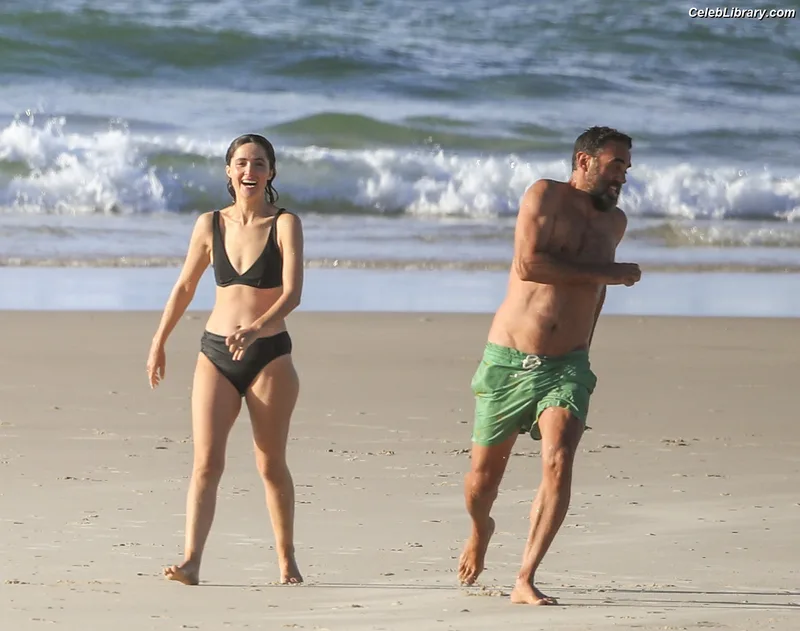 Rose Byrne photo 4 of 435