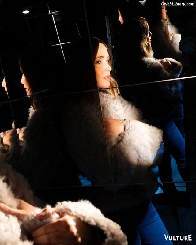 Rose Byrne photo 3 of 435