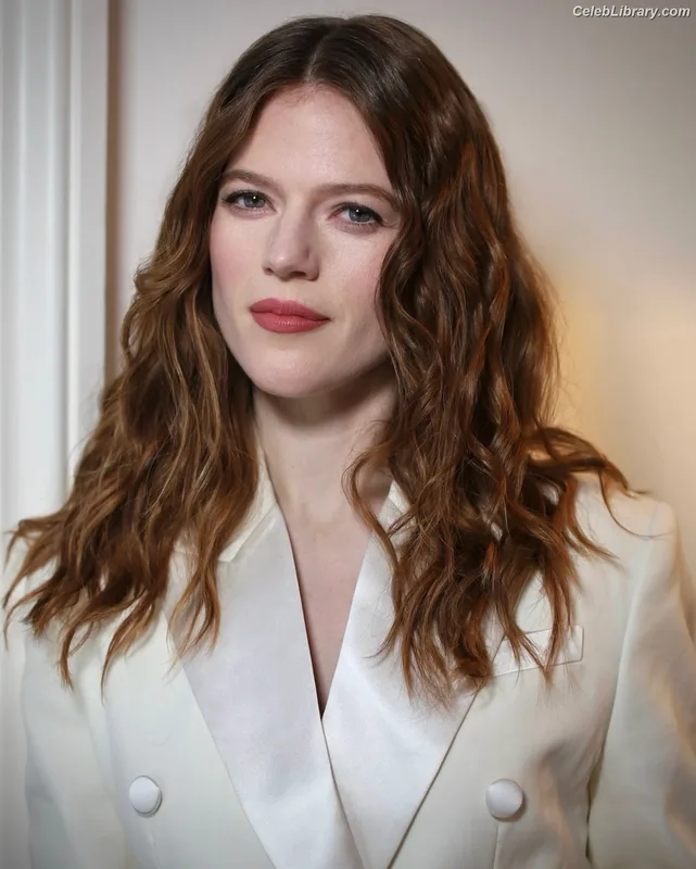 Rose Leslie photo 10 of 44