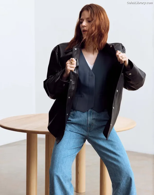 Rose Leslie photo 14 of 44