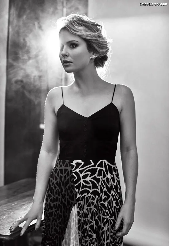 Rose McIver photo 11 of 12