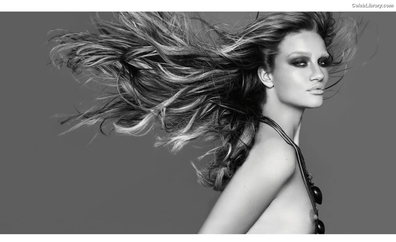 Rosie Huntington-Whiteley photo 21 of 847