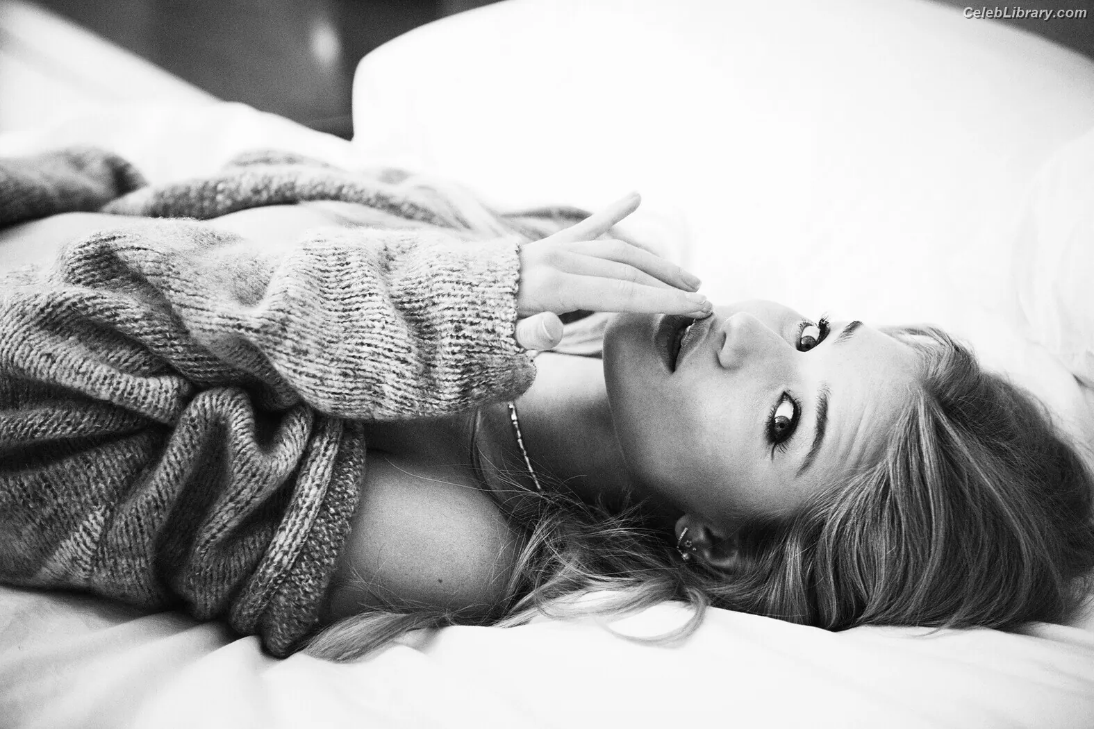 Rosie Huntington-Whiteley photo 22 of 847