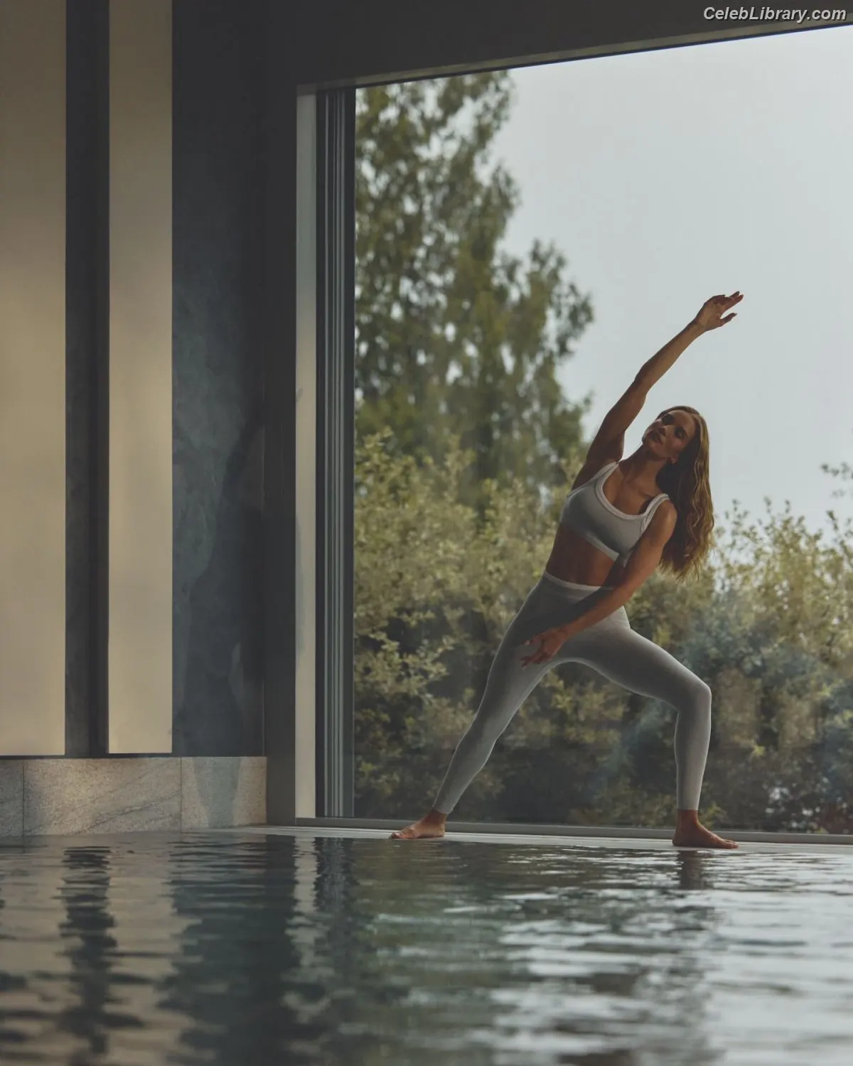 Rosie Huntington-Whiteley photo 16 of 847