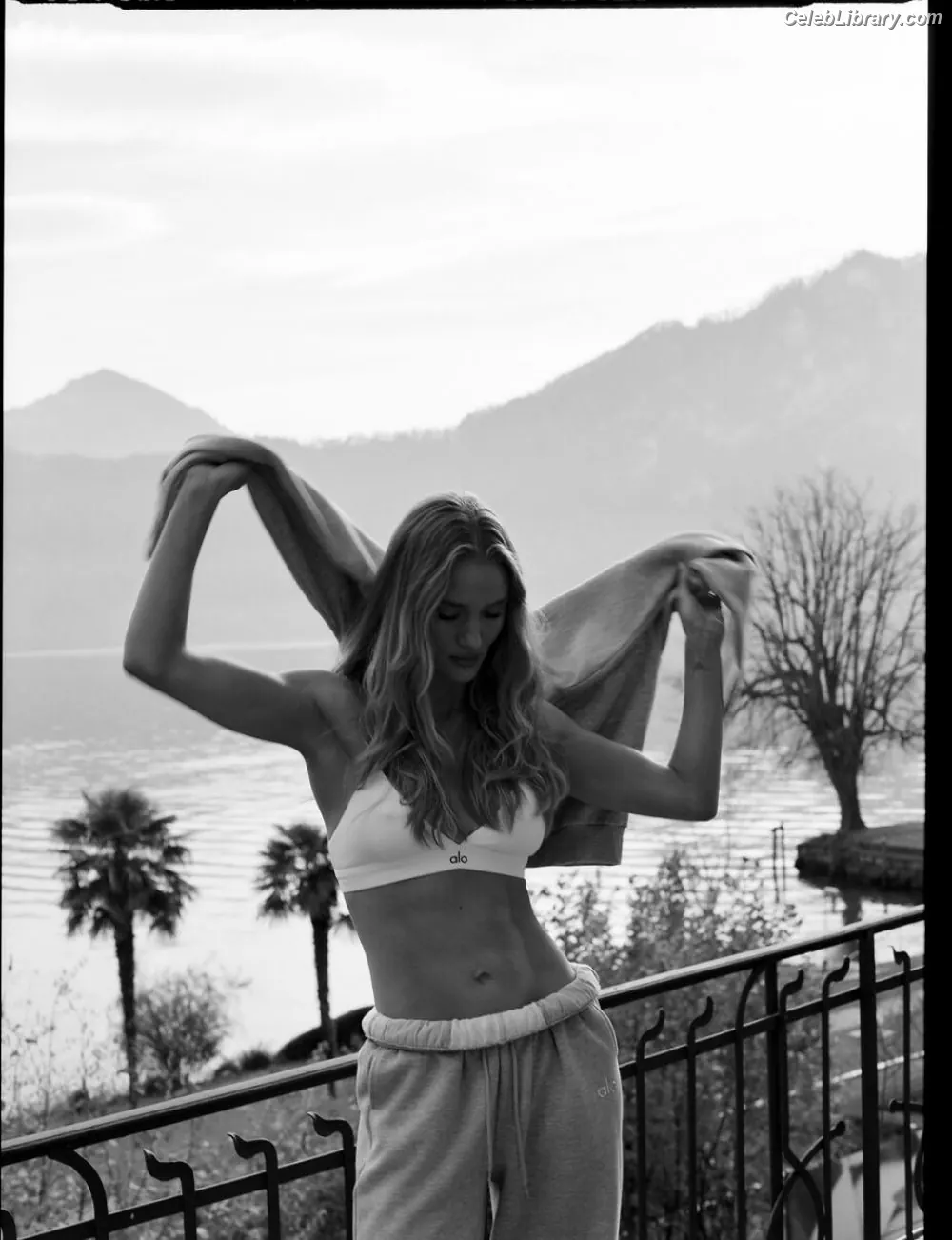 Rosie Huntington-Whiteley photo 19 of 847