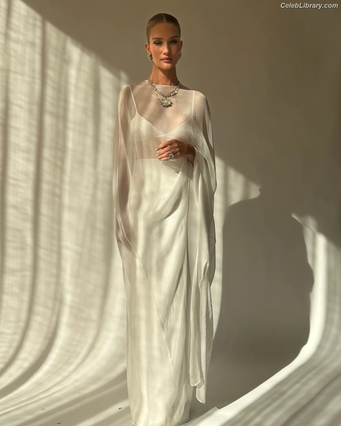 Rosie Huntington-Whiteley photo 14 of 847