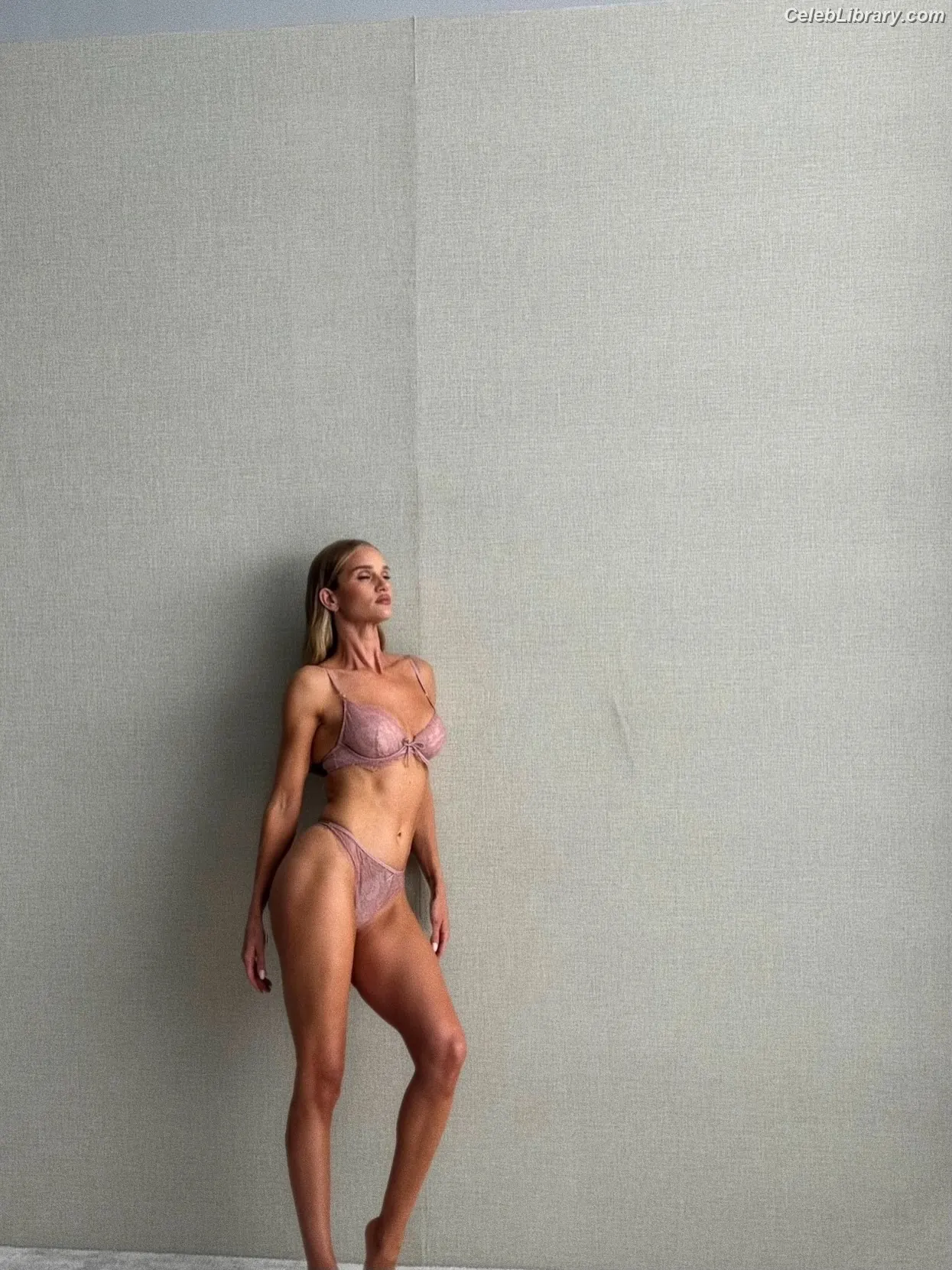 Rosie Huntington-Whiteley photo 23 of 847
