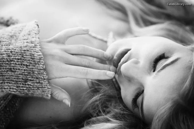 Rosie Huntington-Whiteley photo 6 of 846