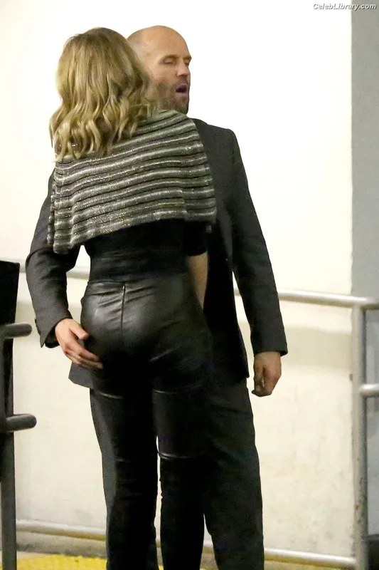 Rosie Huntington-Whiteley photo 17 of 846