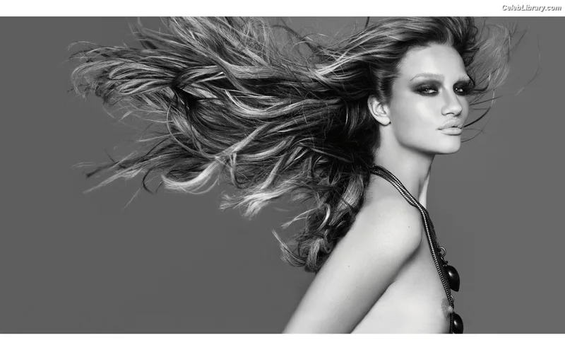 Rosie Huntington-Whiteley photo 19 of 846