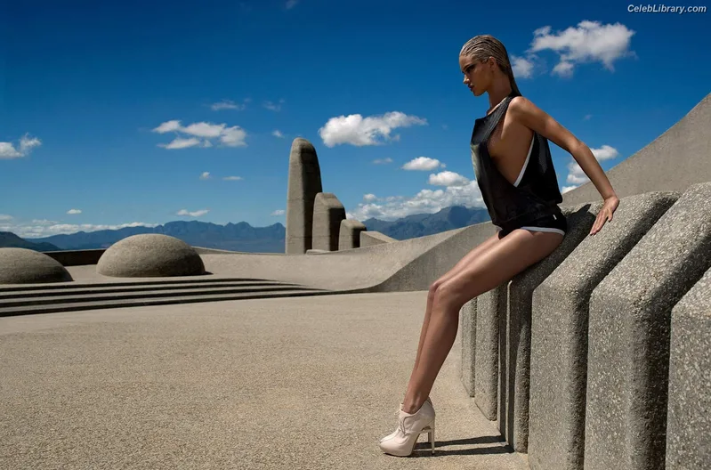 Rosie Huntington-Whiteley photo 22 of 846