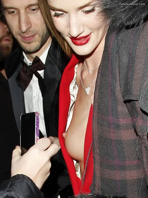 Rosie Huntington-Whiteley photo 11 of 846