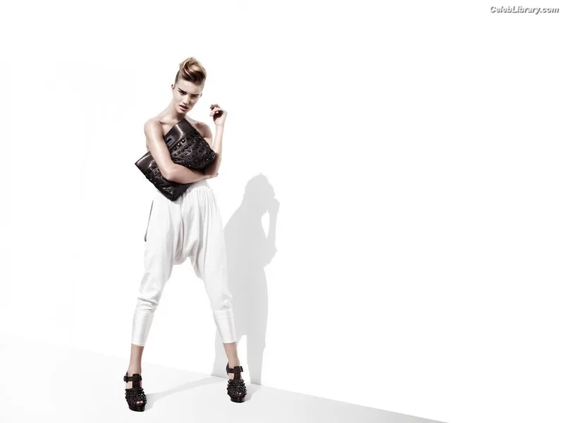 Rosie Huntington-Whiteley photo 3 of 846