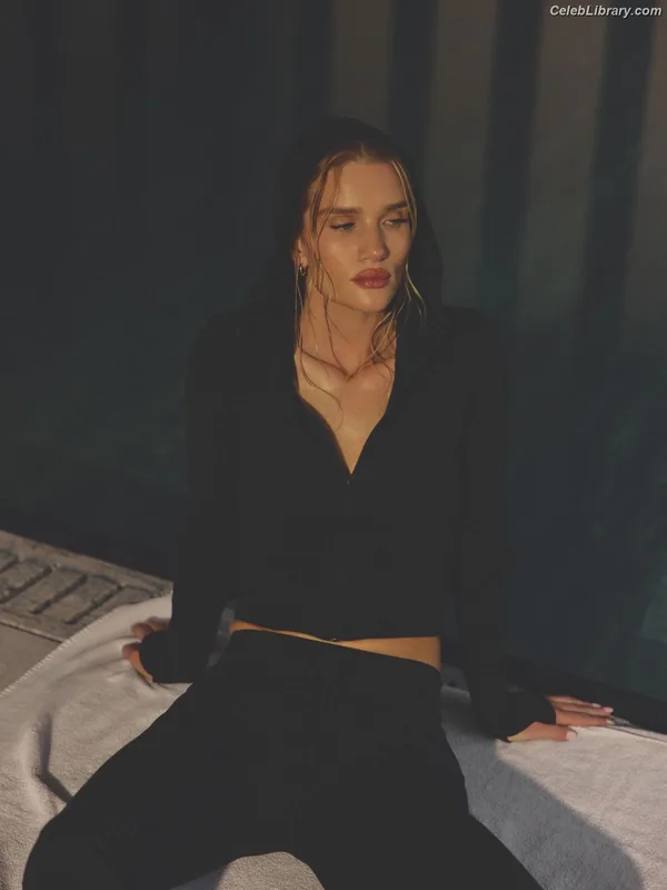 Rosie Huntington-Whiteley photo 6 of 846