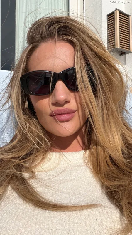 Rosie Huntington-Whiteley photo 3 of 846