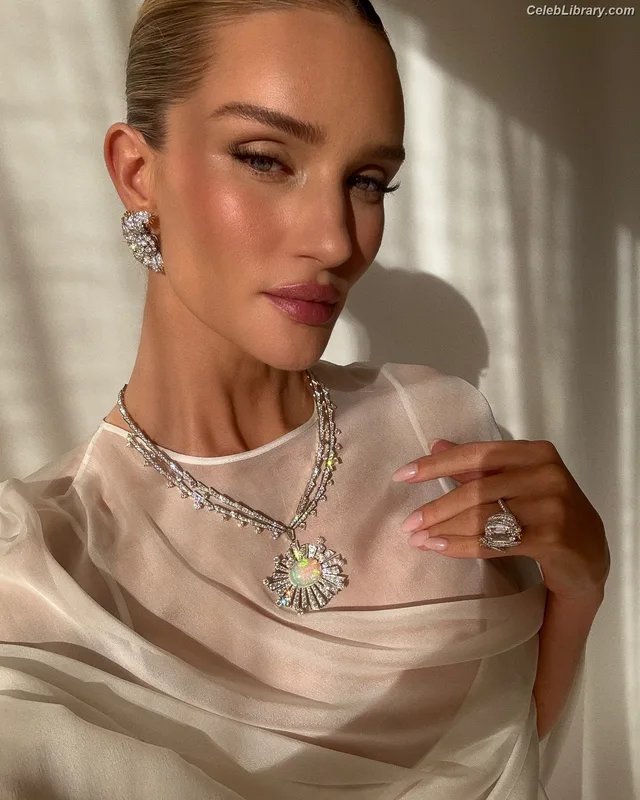 Rosie Huntington-Whiteley photo 11 of 846