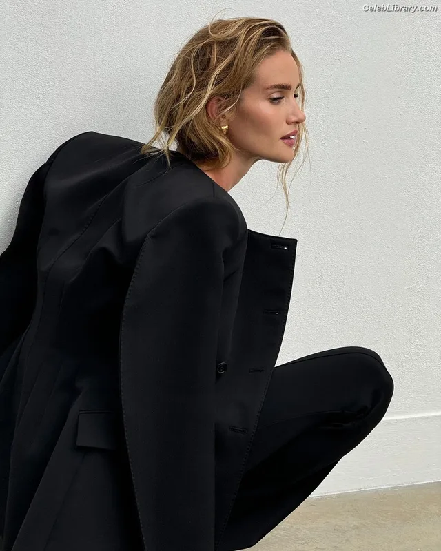 Rosie Huntington-Whiteley photo 6 of 846