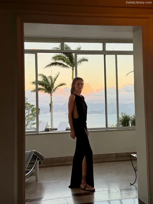 Rosie Huntington-Whiteley photo 2 of 846
