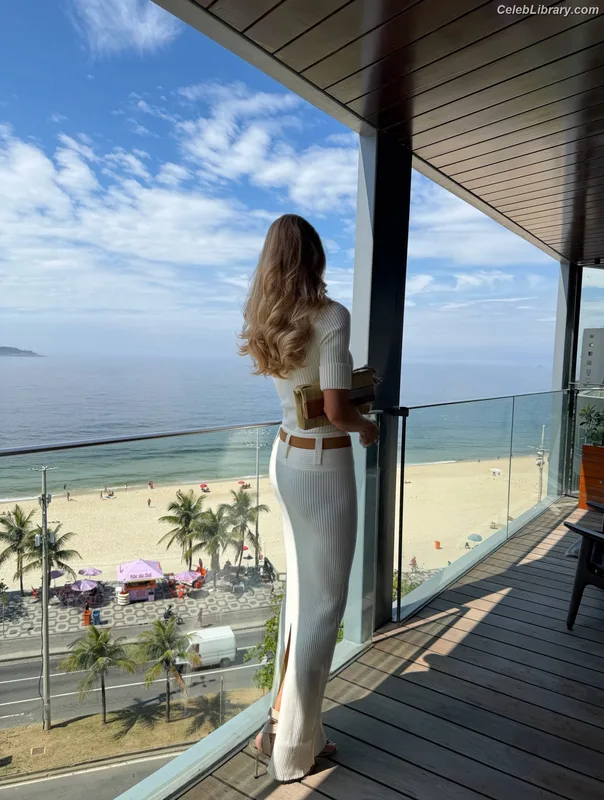 Rosie Huntington-Whiteley photo 9 of 846