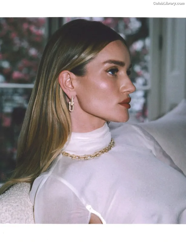 Rosie Huntington-Whiteley photo 6 of 846