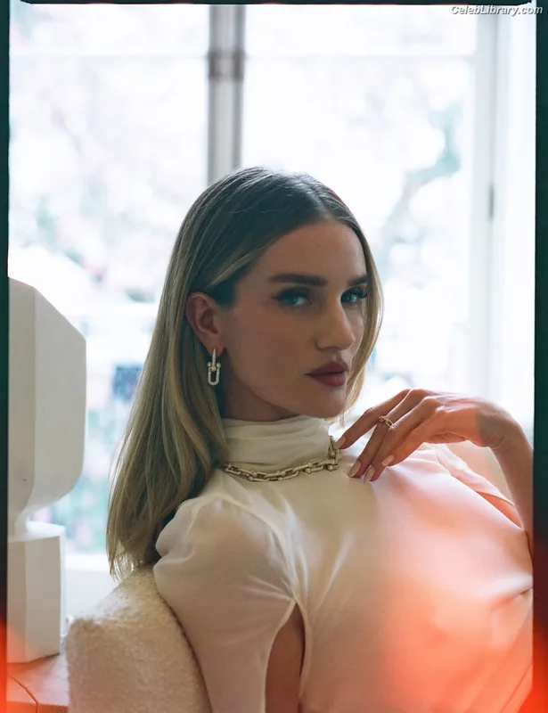 Rosie Huntington-Whiteley photo 7 of 846