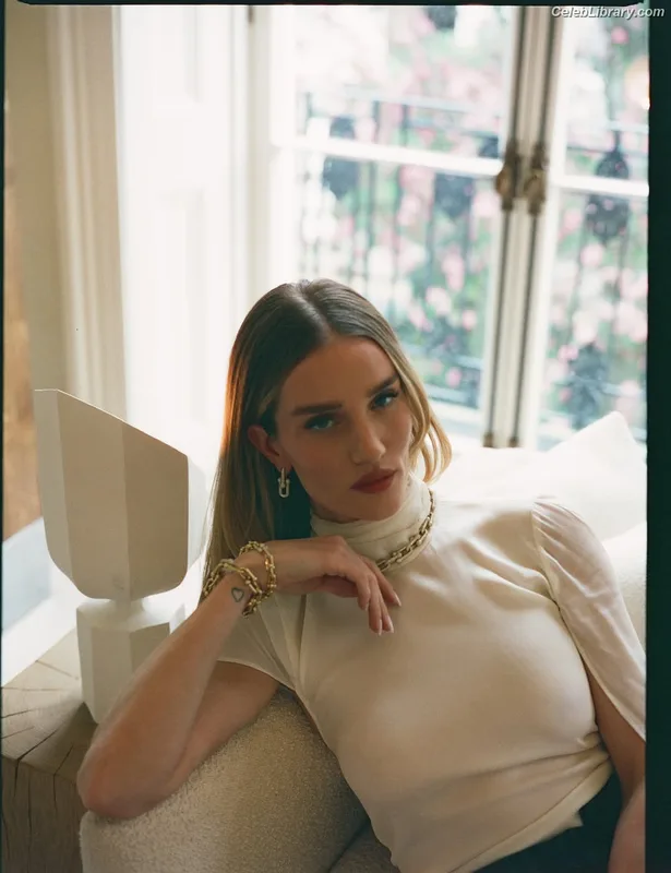 Rosie Huntington-Whiteley photo 9 of 846