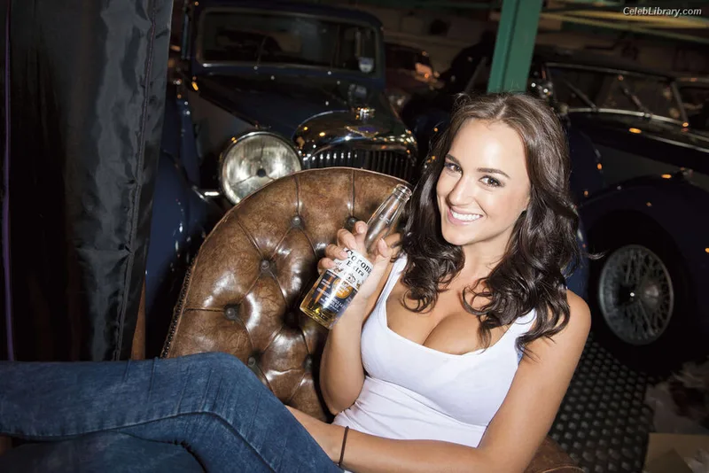Rosie Jones photo 3 of 3140