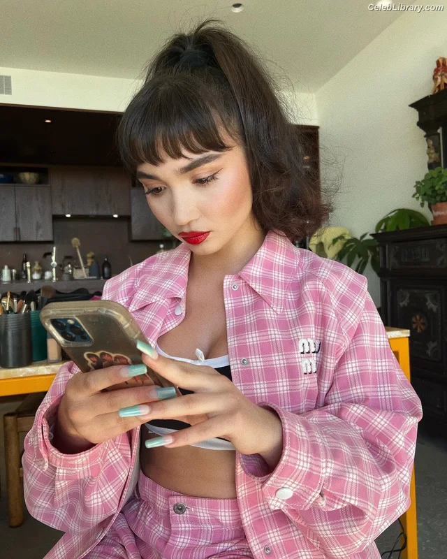 Rowan Blanchard photo 10 of 753