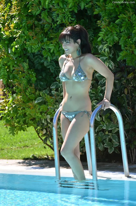 Roxanne Pallett photo 23 of 46
