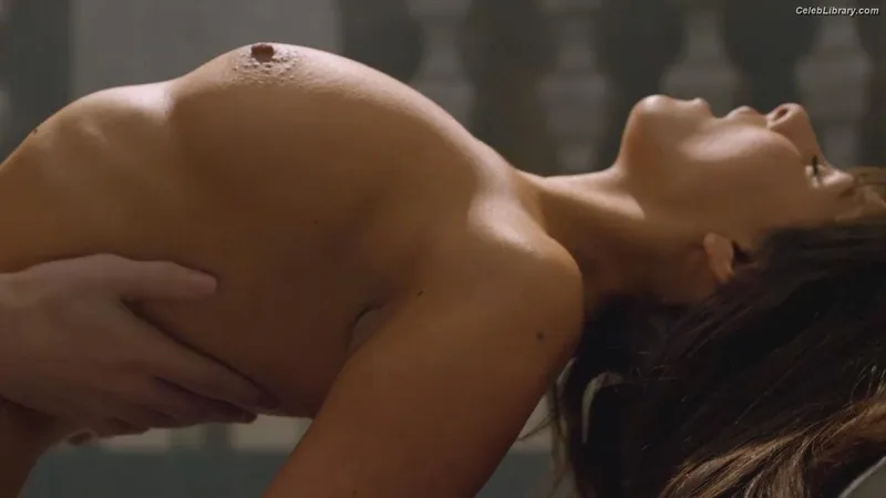 Roxanne Pallett photo 7 of 46