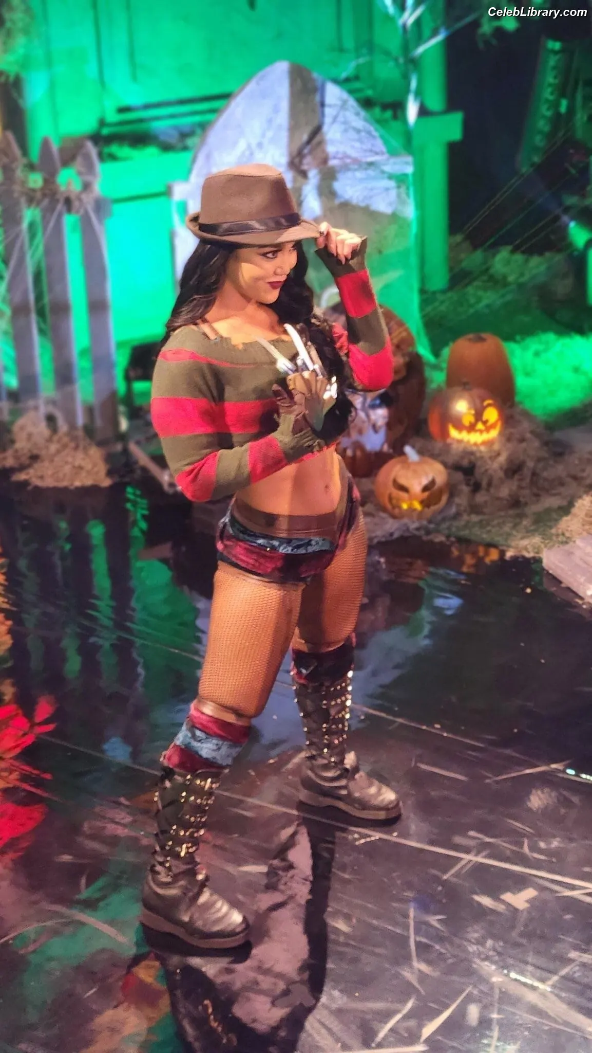 Roxanne Perez photo 9 of 1587