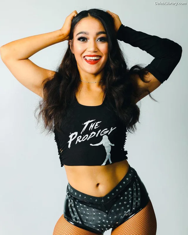 Roxanne Perez photo 7 of 1582