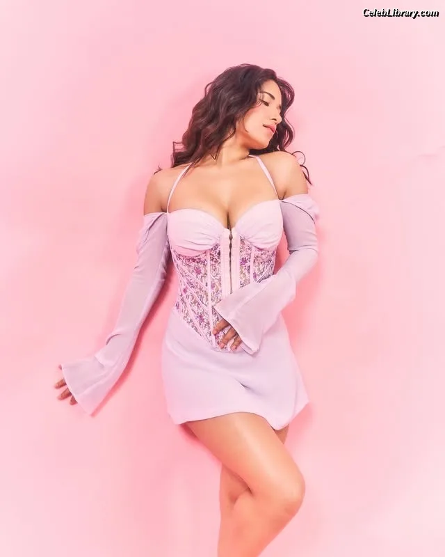Ruhani Sharma photo 3 of 113