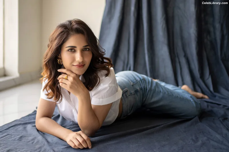 Ruhani Sharma photo 6 of 113
