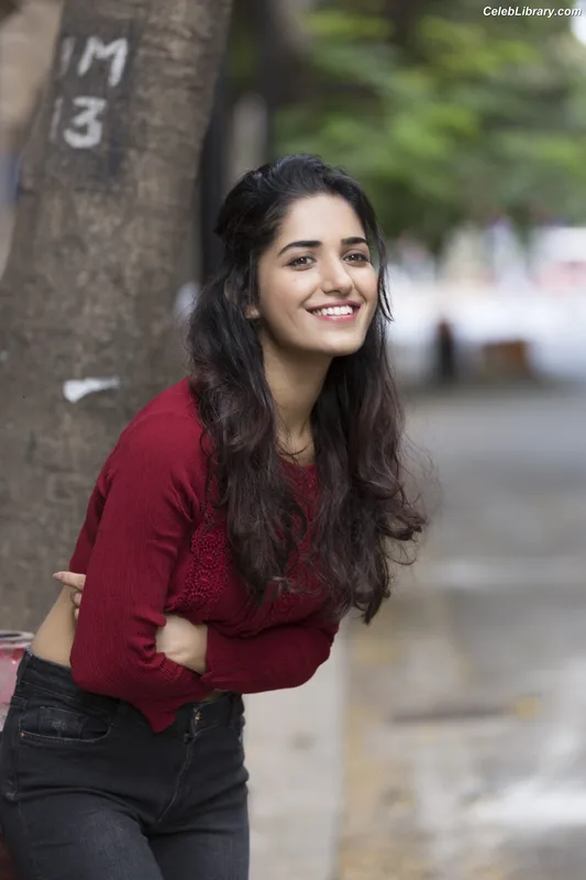 Ruhani Sharma photo 1 of 113