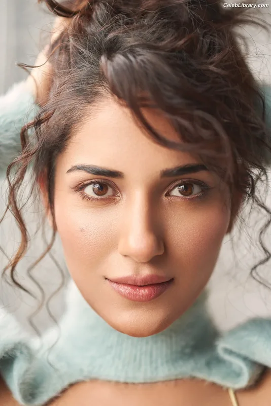 Ruhani Sharma photo 2 of 113