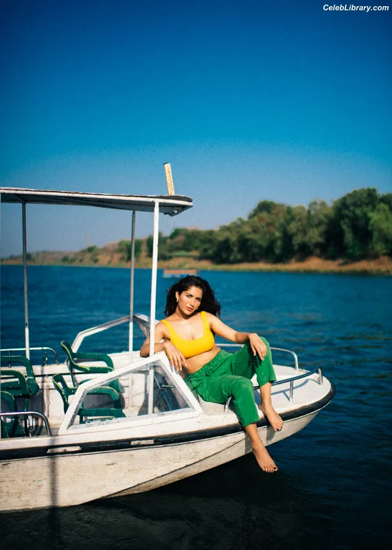 Ruhani Sharma photo 3 of 113