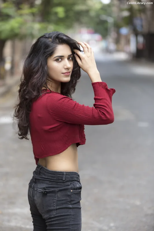 Ruhani Sharma photo 7 of 113