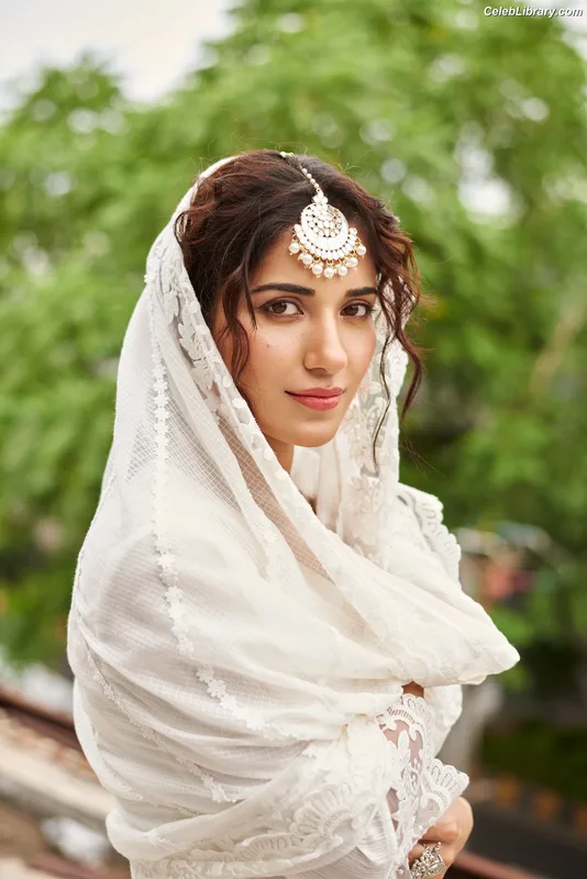 Ruhani Sharma photo 9 of 113
