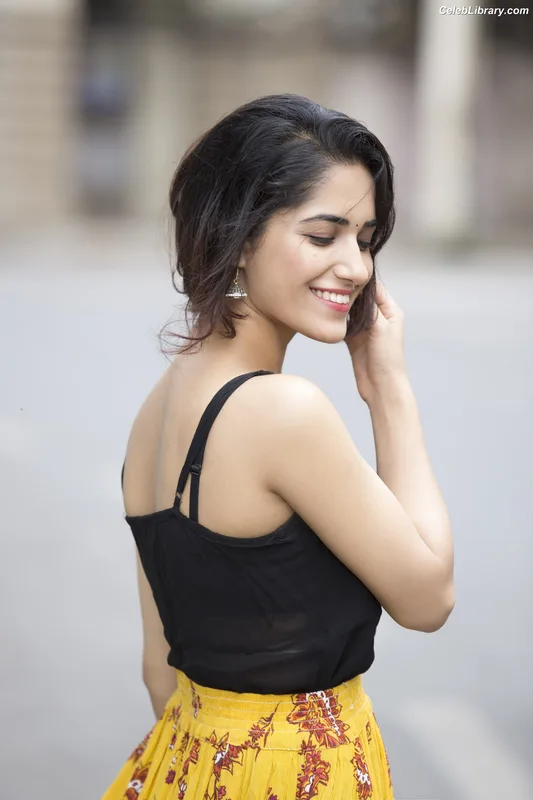 Ruhani Sharma photo 9 of 113