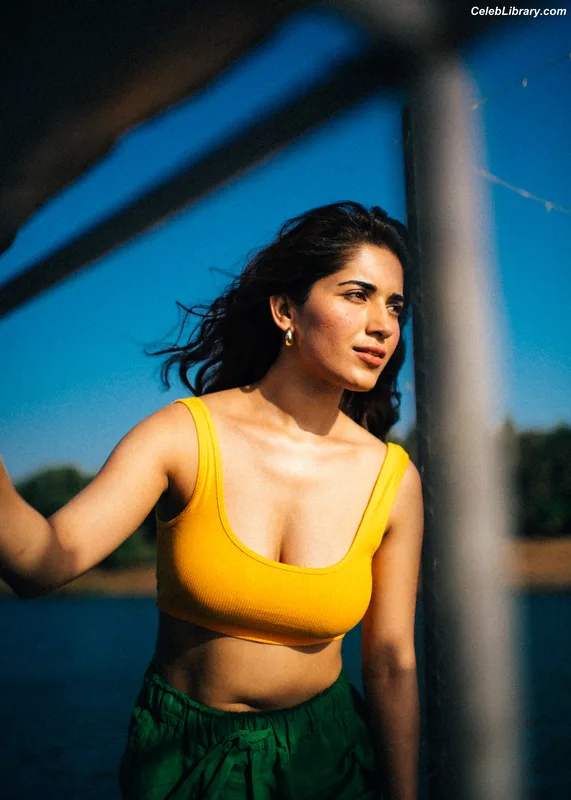 Ruhani Sharma photo 1 of 113