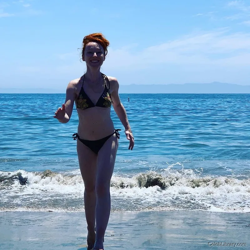 Ruth Connell photo 2 of 17