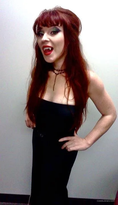 Ruth Connell photo 3 of 17
