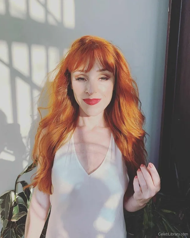 Ruth Connell photo 6 of 17