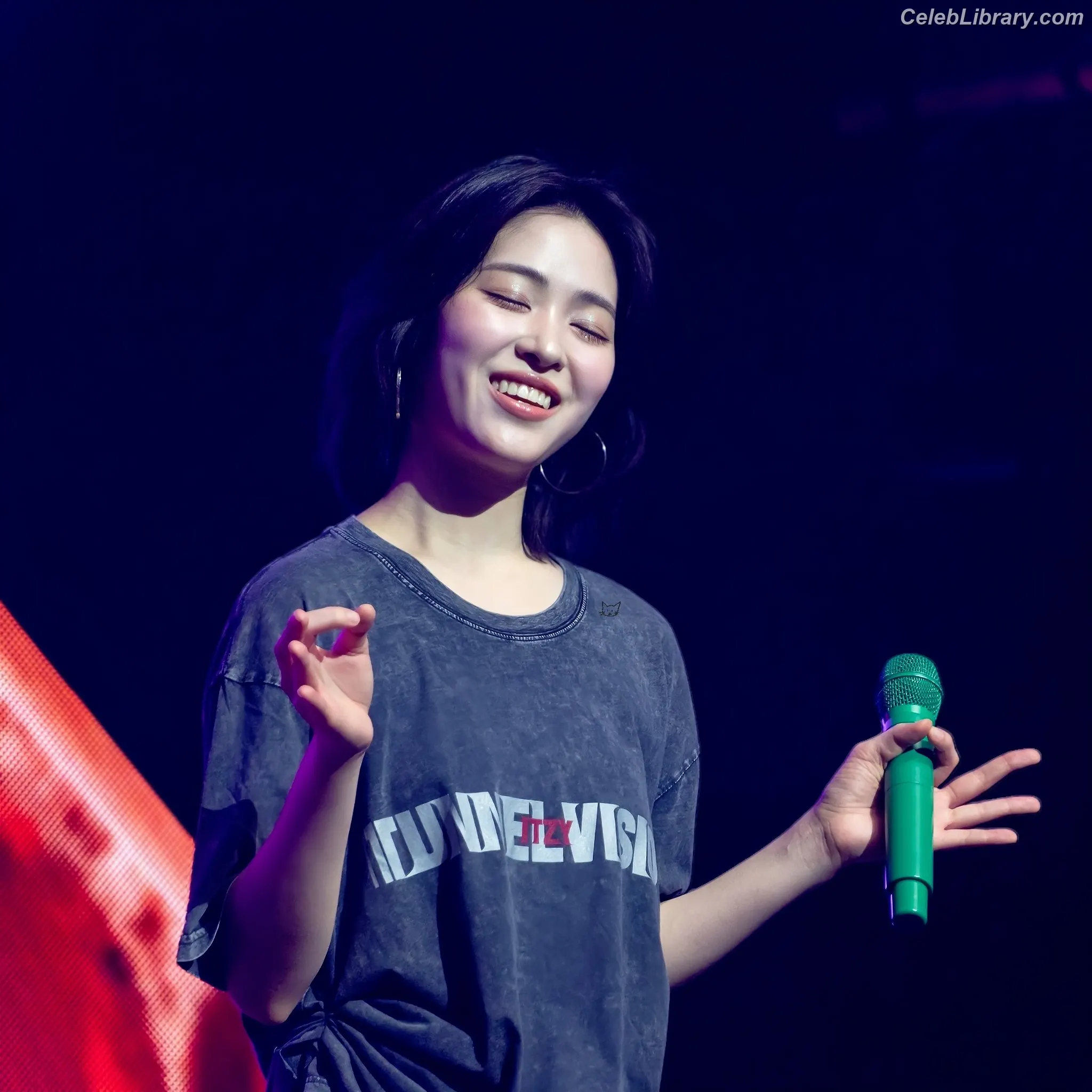 Ryujin (ITZY) photo 15 of 522