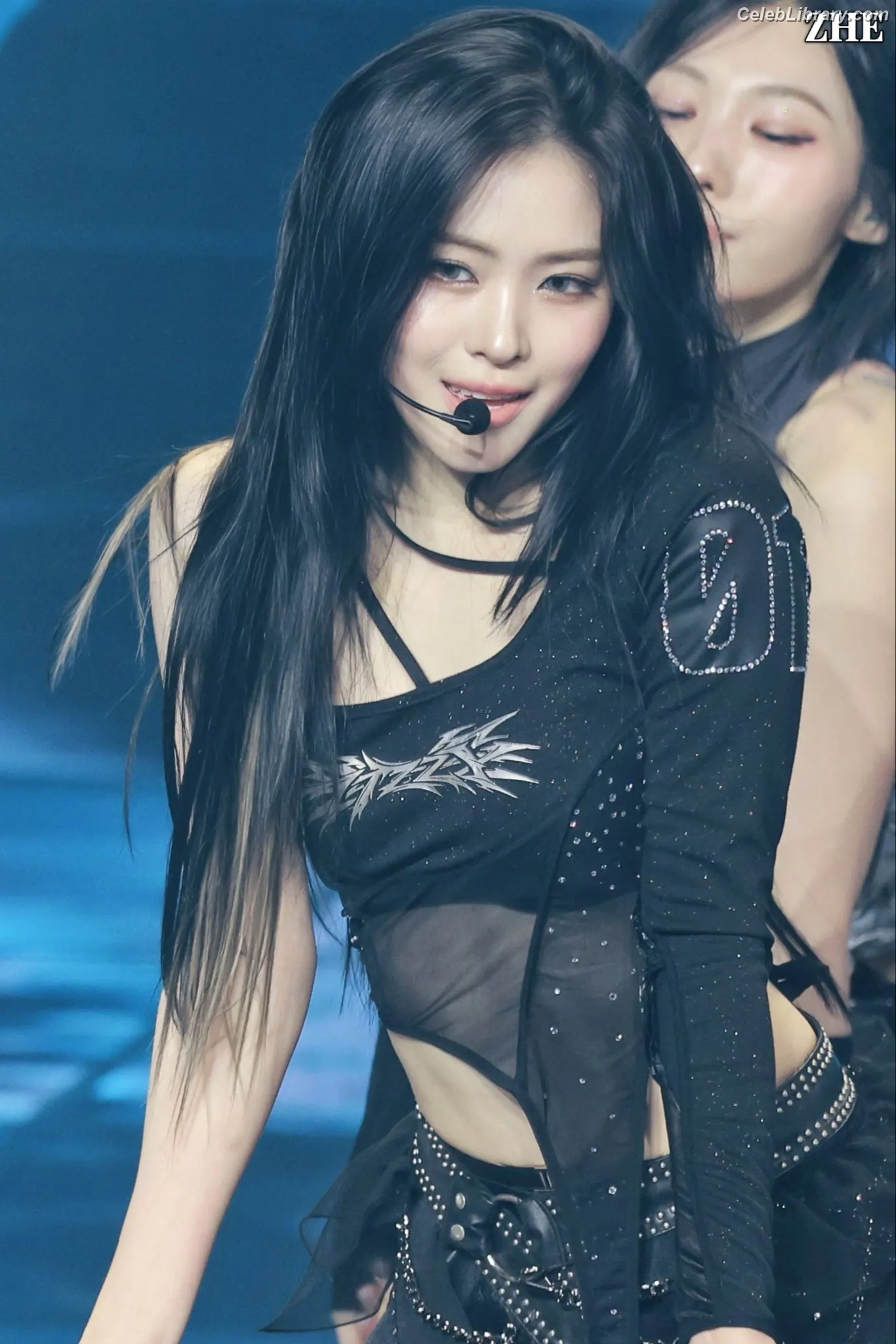 Ryujin (ITZY) photo 10 of 522