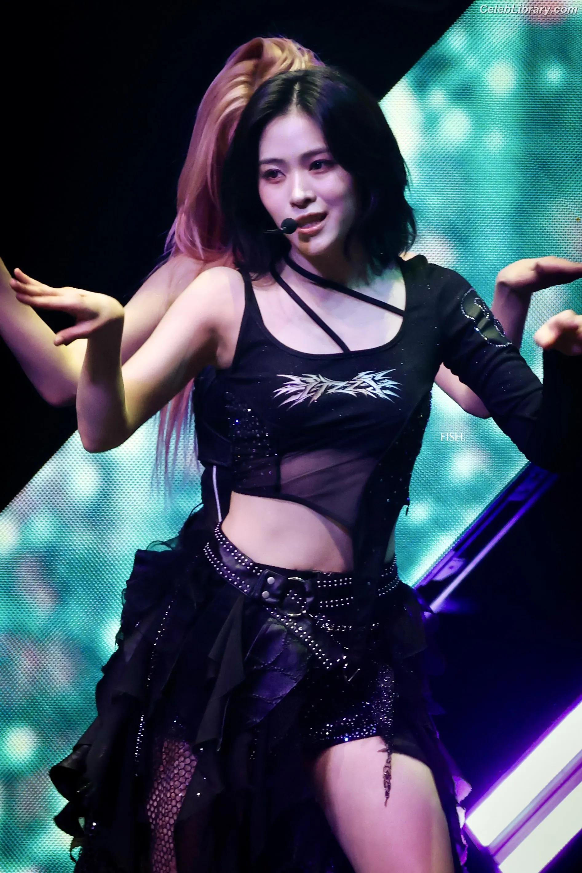 Ryujin (ITZY) photo 12 of 522