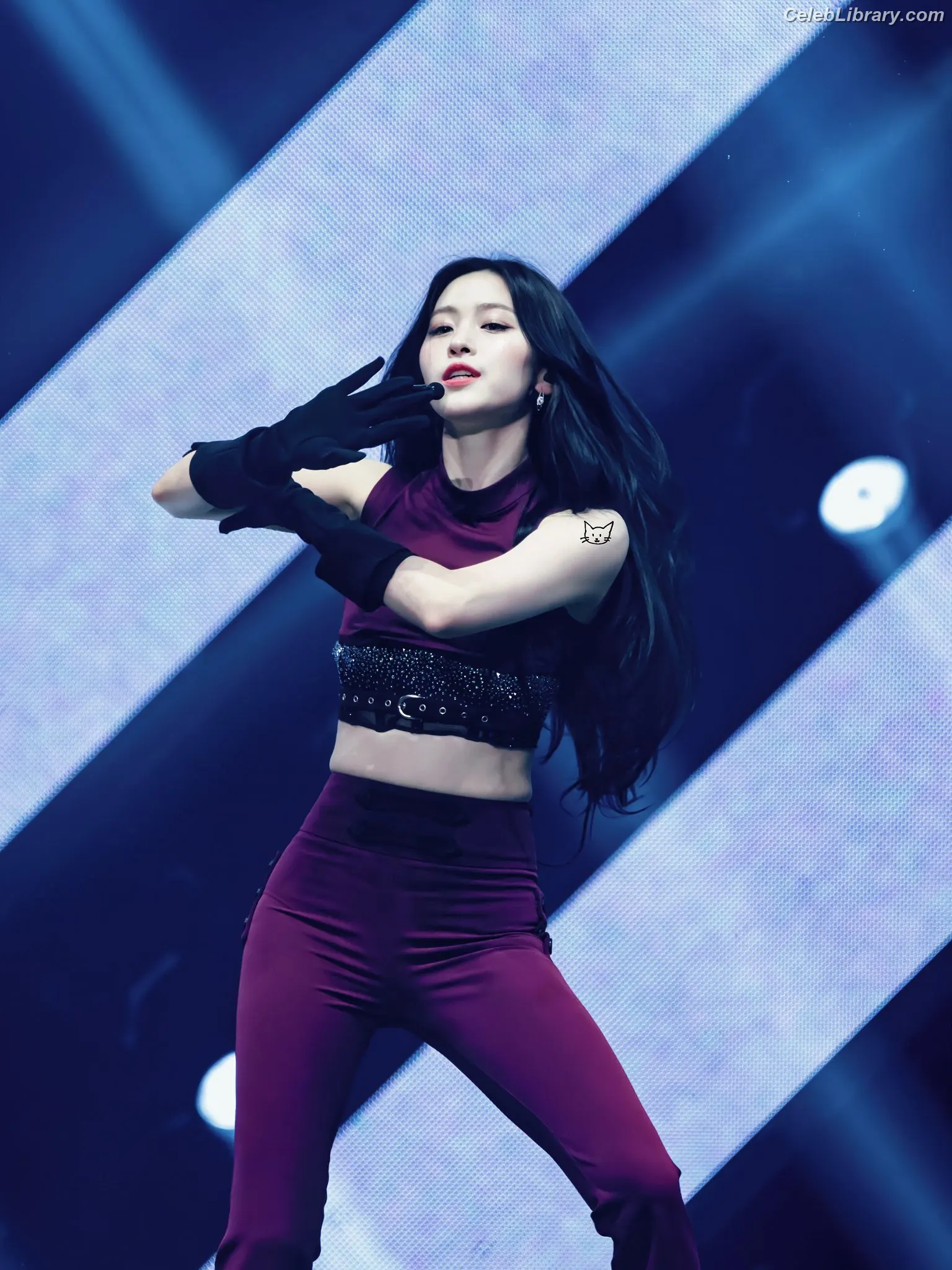 Ryujin (ITZY) photo 15 of 522