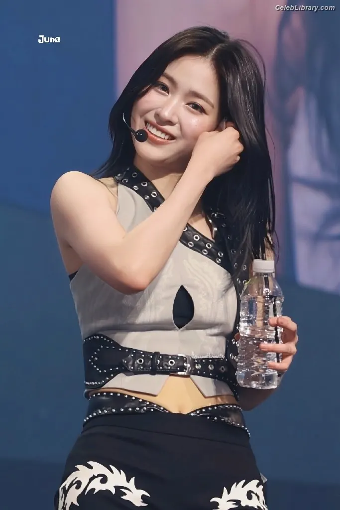 Ryujin (ITZY) photo 17 of 522